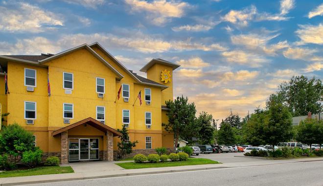 Best Party Hostel in Okanagan | Party Hostel in Canada